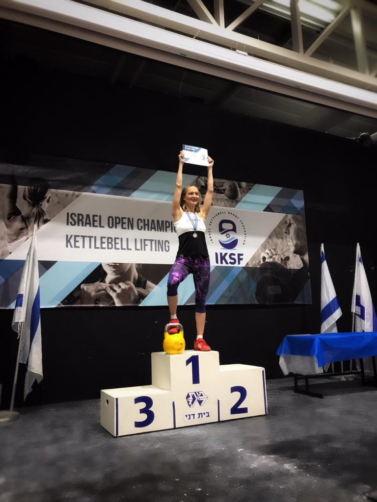 ג'ני קפלן מאמנת כושר און לייין